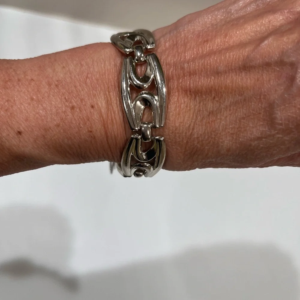 Monet chunky silvertone 7 inch bracelet - Picture 2 of 4